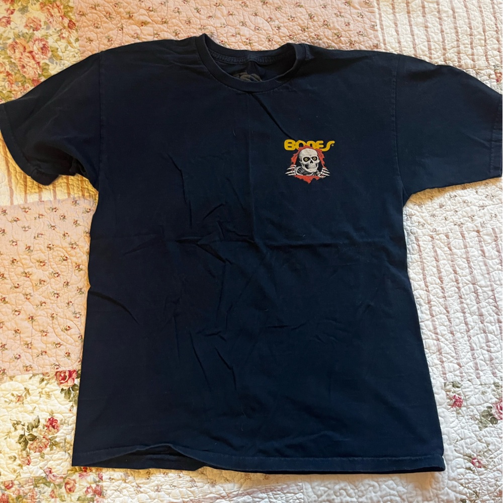Bones tee shirt L